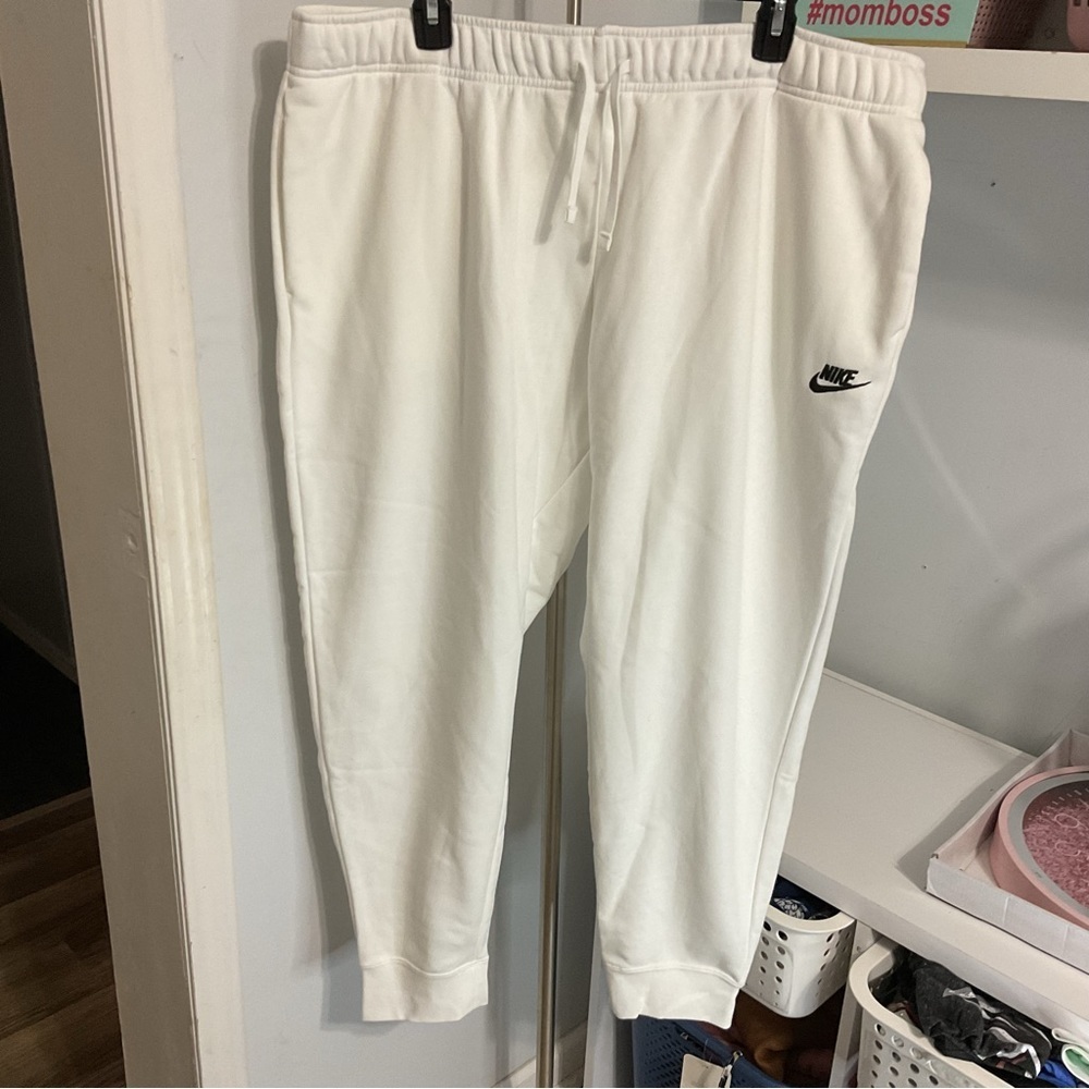 Nike White Embroidered Logo Size 1xl